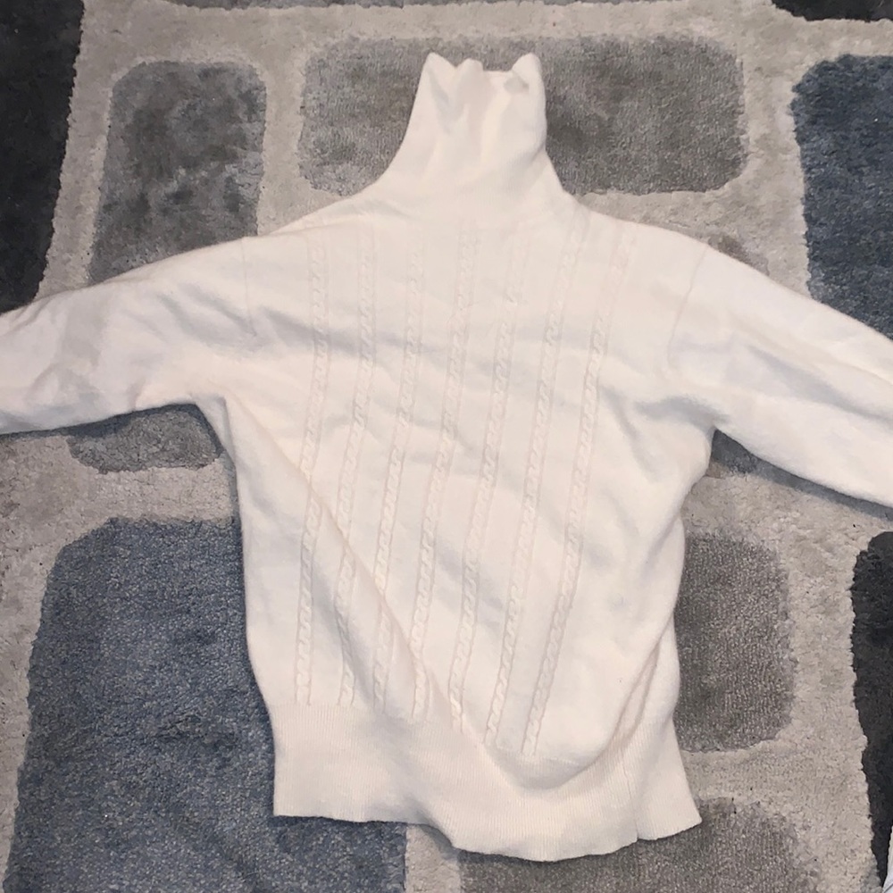 White turtle Neck